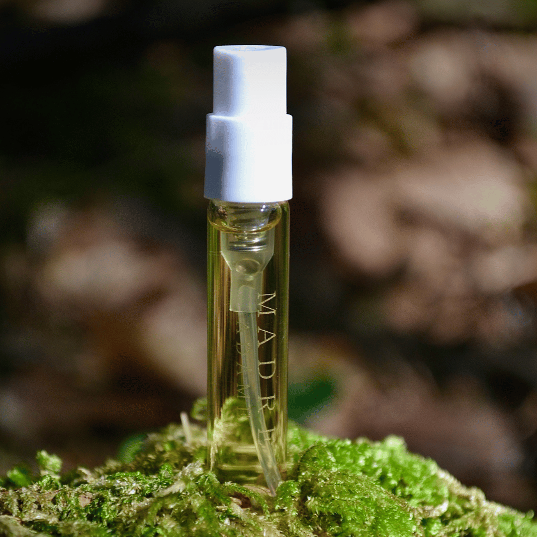 Adâme MADRE Extrait de Parfum scent amor Nischenduft Sample im Moos