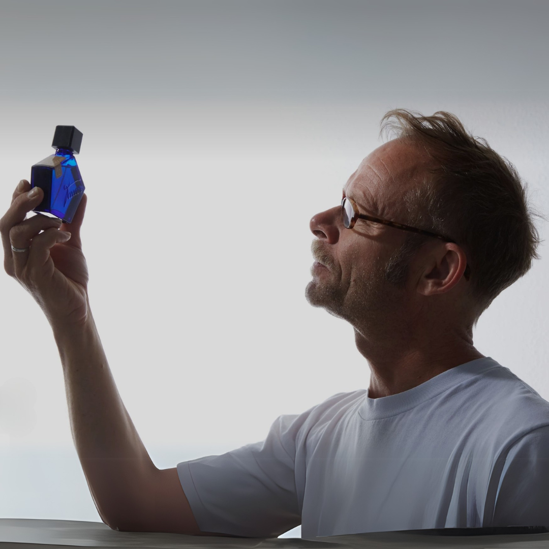 Andy Tauer überprüft einen Flakon präsentiert von scent amor deinem Fachmann für feine Nischendüfte