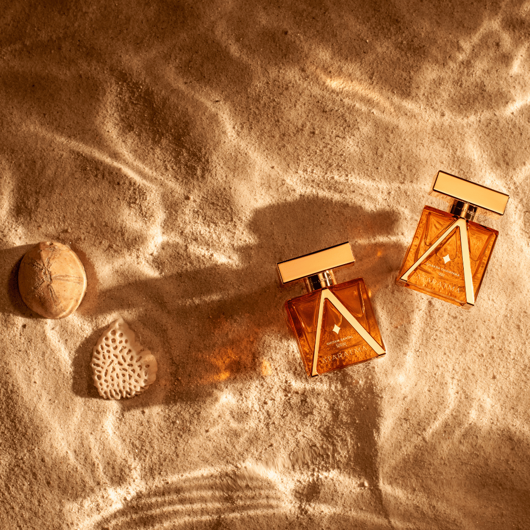 ATARATMA Smitam Santal Extrait de Parfums Nischenduft Flakons auf Sand fotografiert bei scent news für scent amor
