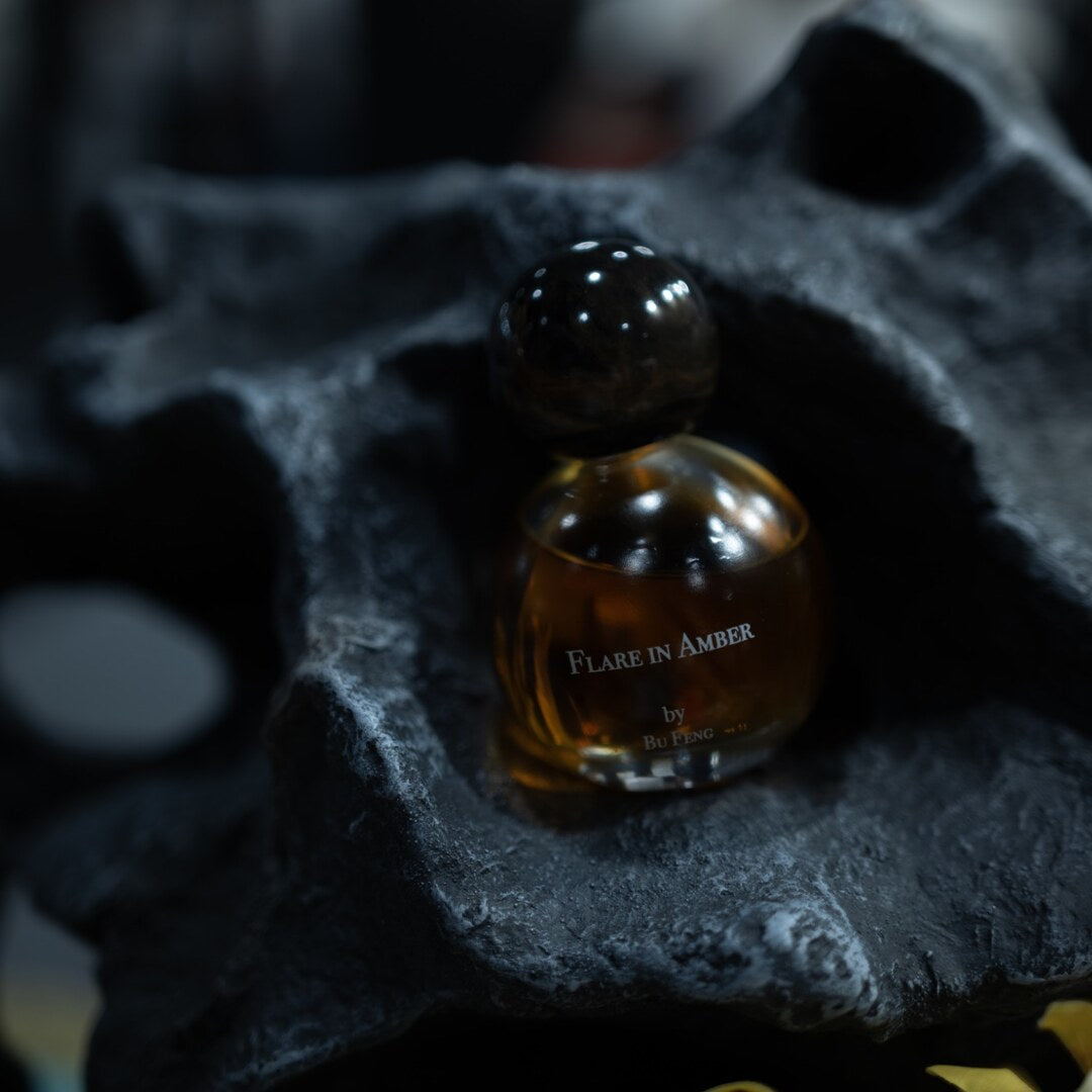 Bu Feng Nischenduft Flare in Amber Eau de Parfum auf Metalloberfläche bei scent amor