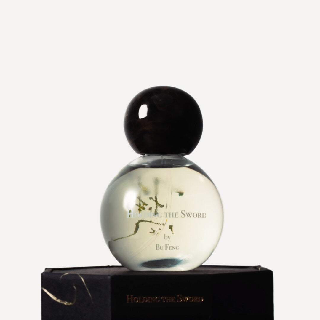 Bu Feng Eau de Parfum Holding the Sword Nischenduft Flakon auf Sockel  präsentiert bei scent amor Fachmann für feine Nischenparfums