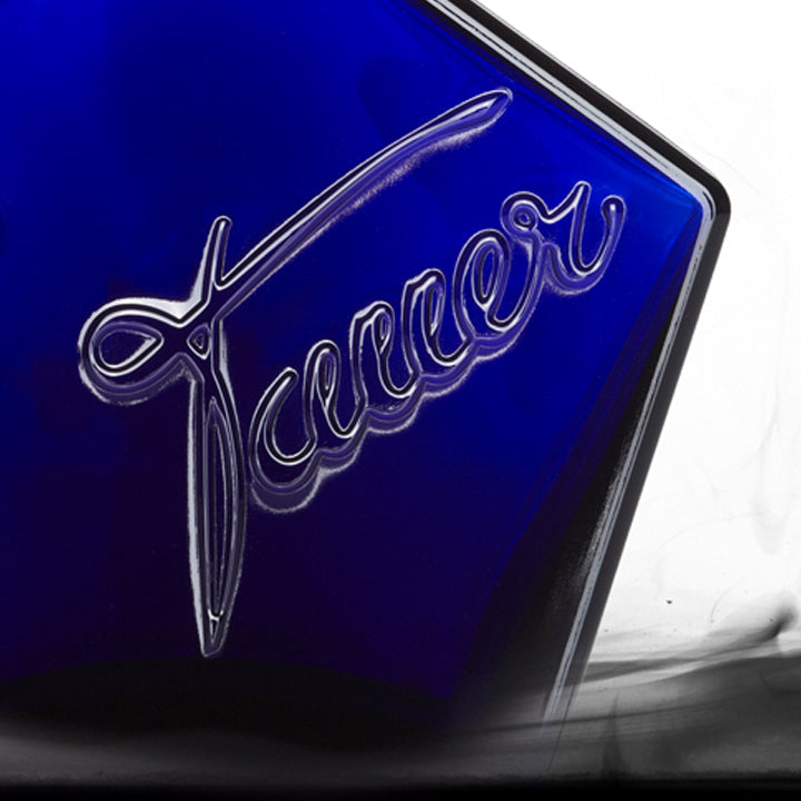 Nahaufnahme eines blauen Parfumflakon mit der Prägung des Wortes Tauer in Schreibschrift. Präsentiert bei scent amor deinem Fachmann für die feinsten Nischenparfums