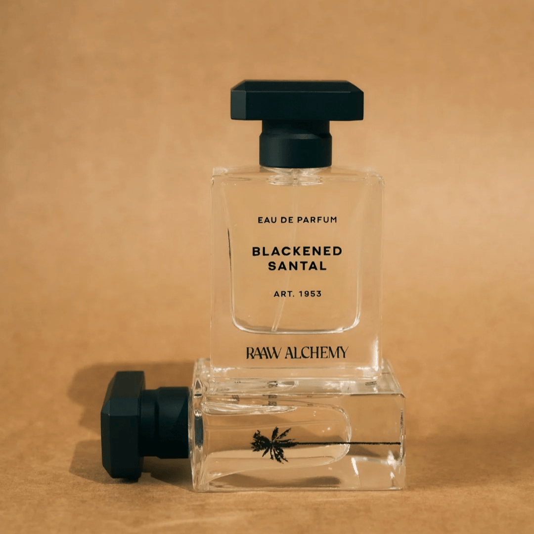 Blackened Santal Nischenflakon einem liegend Flakon Blackened von Raaw Alchemy vor sandfarbenem Hintergrund