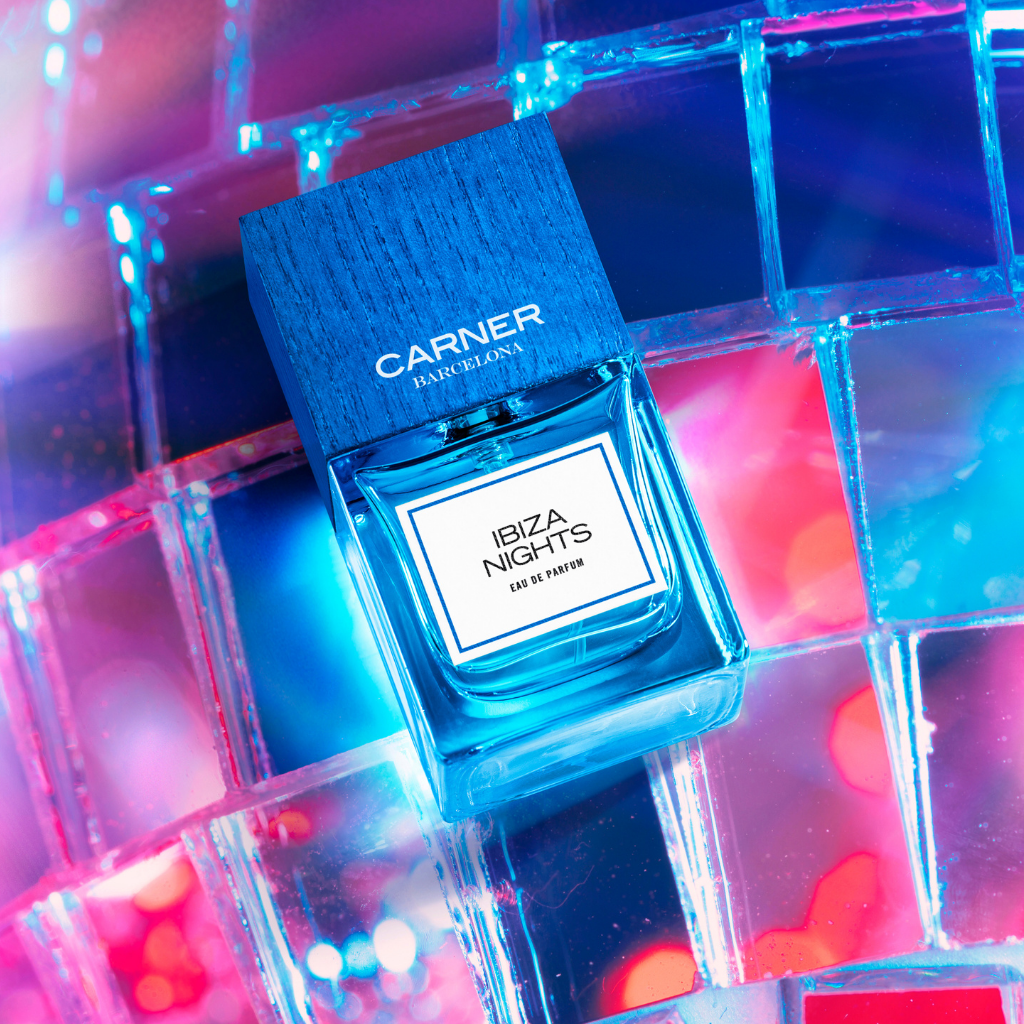 Carner Barcelona Dream Collection IBIZA NIGHTS Eau de Parfum Mood Flakon auf Spiegel scent amor