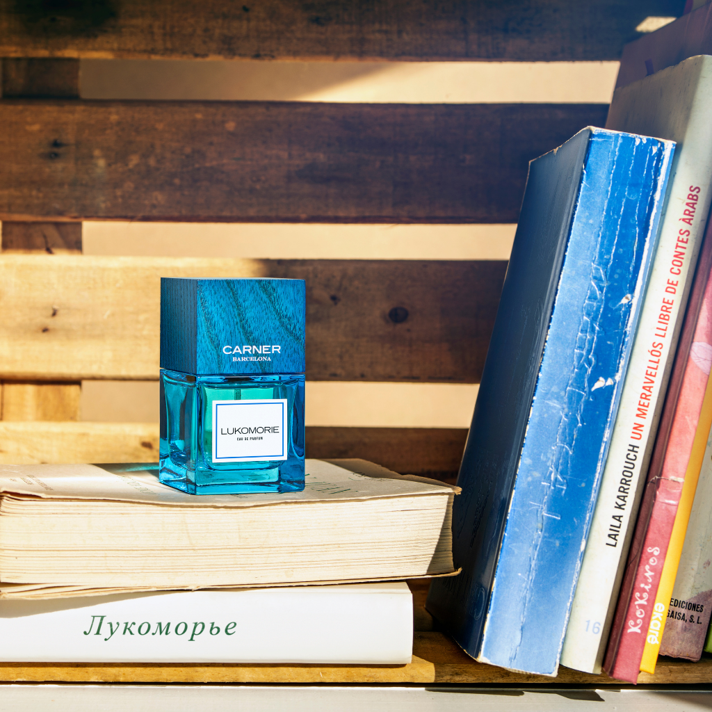 Carner Barcelona Dream Collection LUKOMORIE Eau de Parfum Mood Flakon mit Bücher im Regal scent amor