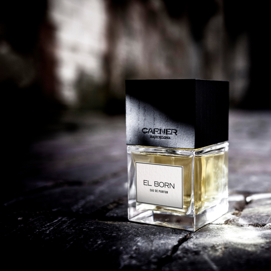Eau de Parfum El Born von Carner Barcelona aus der Original Collection auf Pflasterstein leicht beleuchtet - nur bei scent amor erhältlich