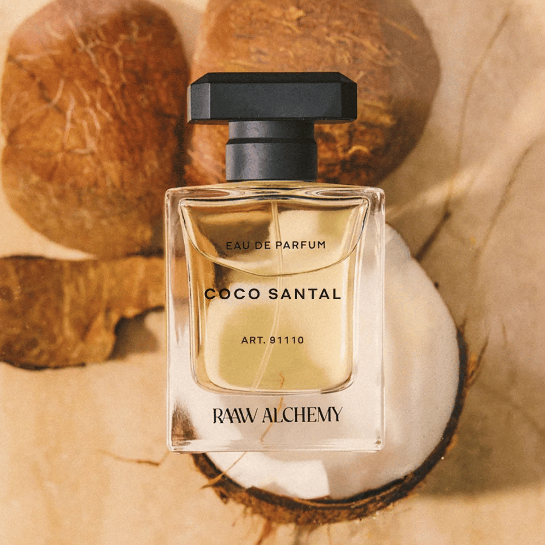 Coco Santal Raaw Alchemy vor einer offenen Kokosnuss präsentiert bei scent amor Fachmann für Nischenduft