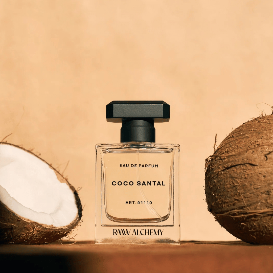 Coco Santal Raaw Alchemy zwischen zwei Kokosnuss Hälften präsentiert bei scent amor Fachmann für Nischenduft