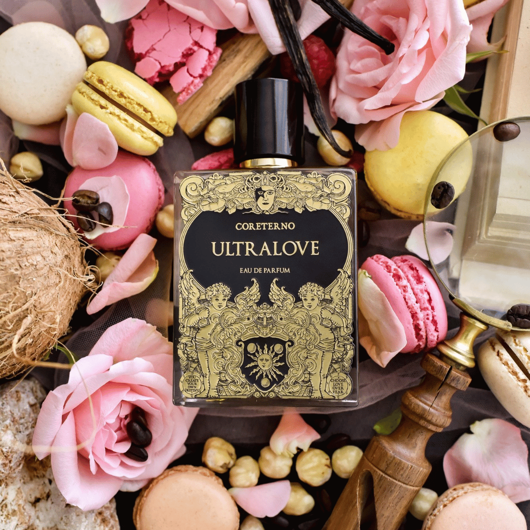 Flakon von Coreterno Ultralove Eau de Parfum bei scent amor mit Rosenblüten