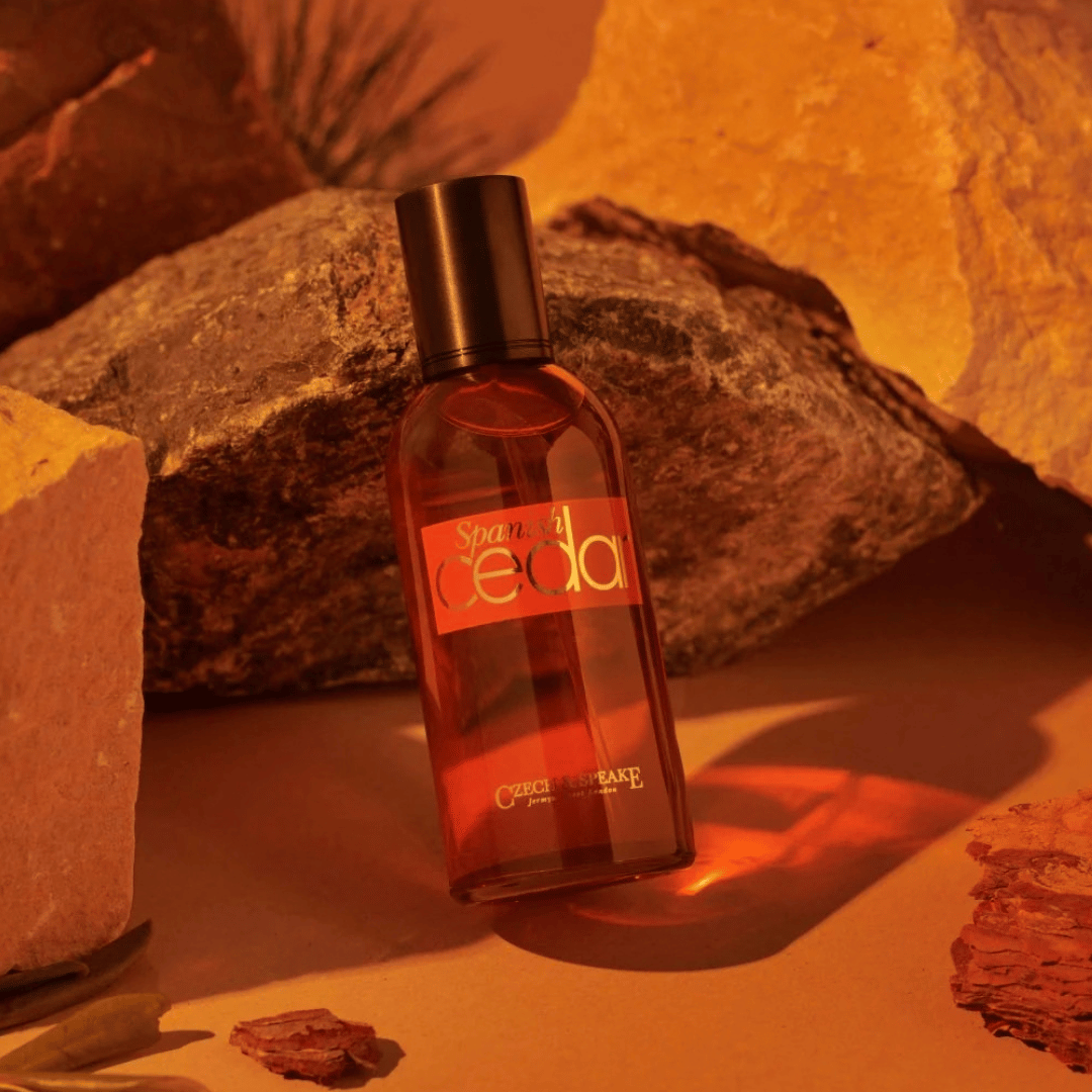 Czech & Speake Spanish Cedar Eau de Parfum Nischenduft Flakon vor einem Felsen in orangerot präsentiert bei scent amor Fachmann für feines Nischenparfum