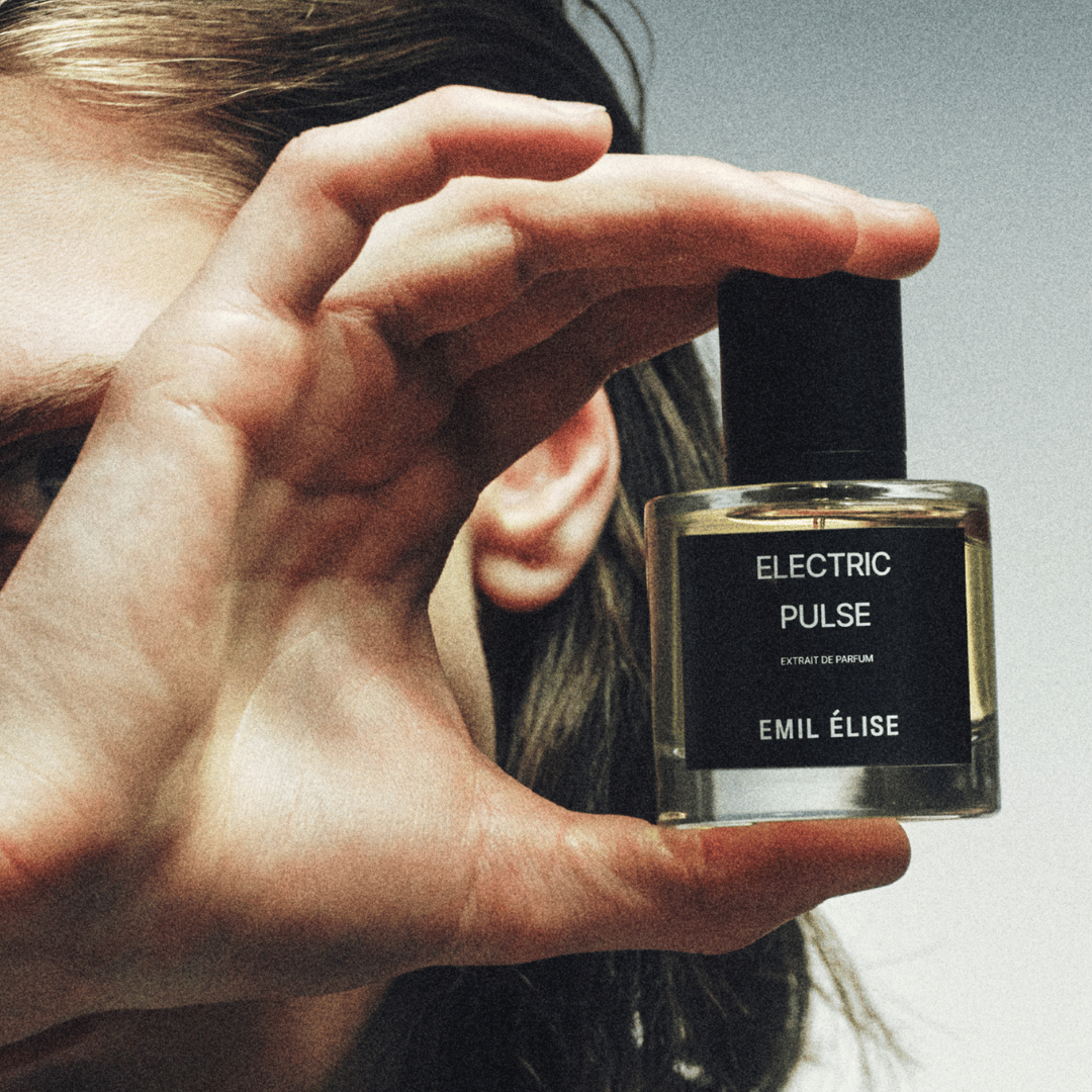 ELECTRIC PULSE Emil Èlise Extrait de Parfum in der Hand eines Mannes präsentiert bei scent amor Fachmann für Nischenparfum