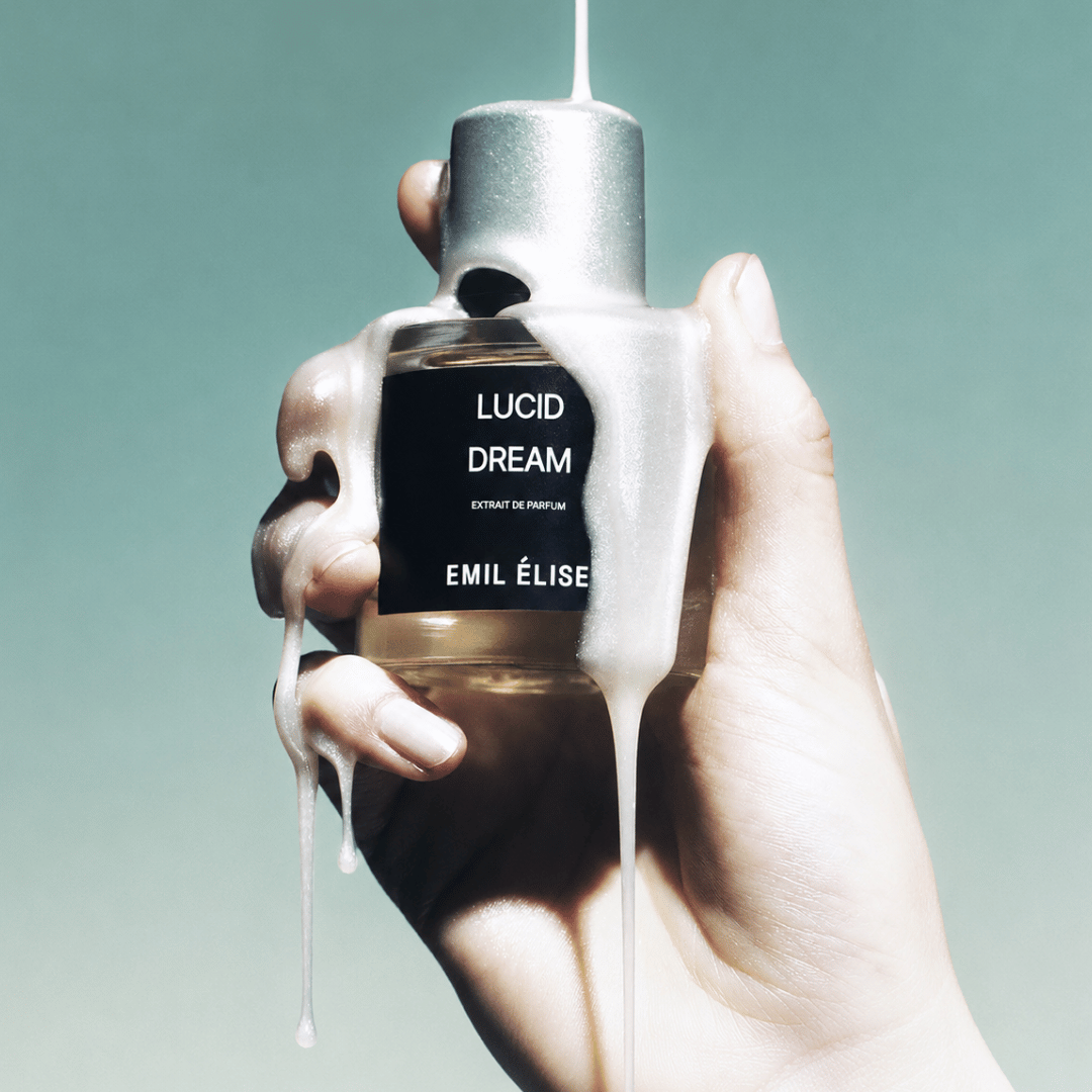 EMIL ELISE Lucid Dream Extrait de Parfum bei scent amor deinem Spezialisten für Nischenparfums. Flakon in der Hand übergossen mit Cream