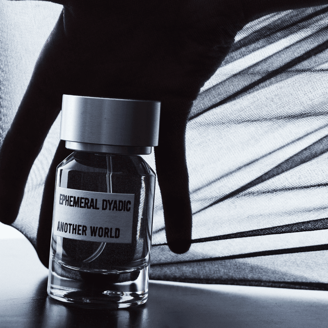 Ephemeral Dyadic Another World scent amor mit Hand und schwarzer Gaze. Der Experte für Nischenparfums scent amor