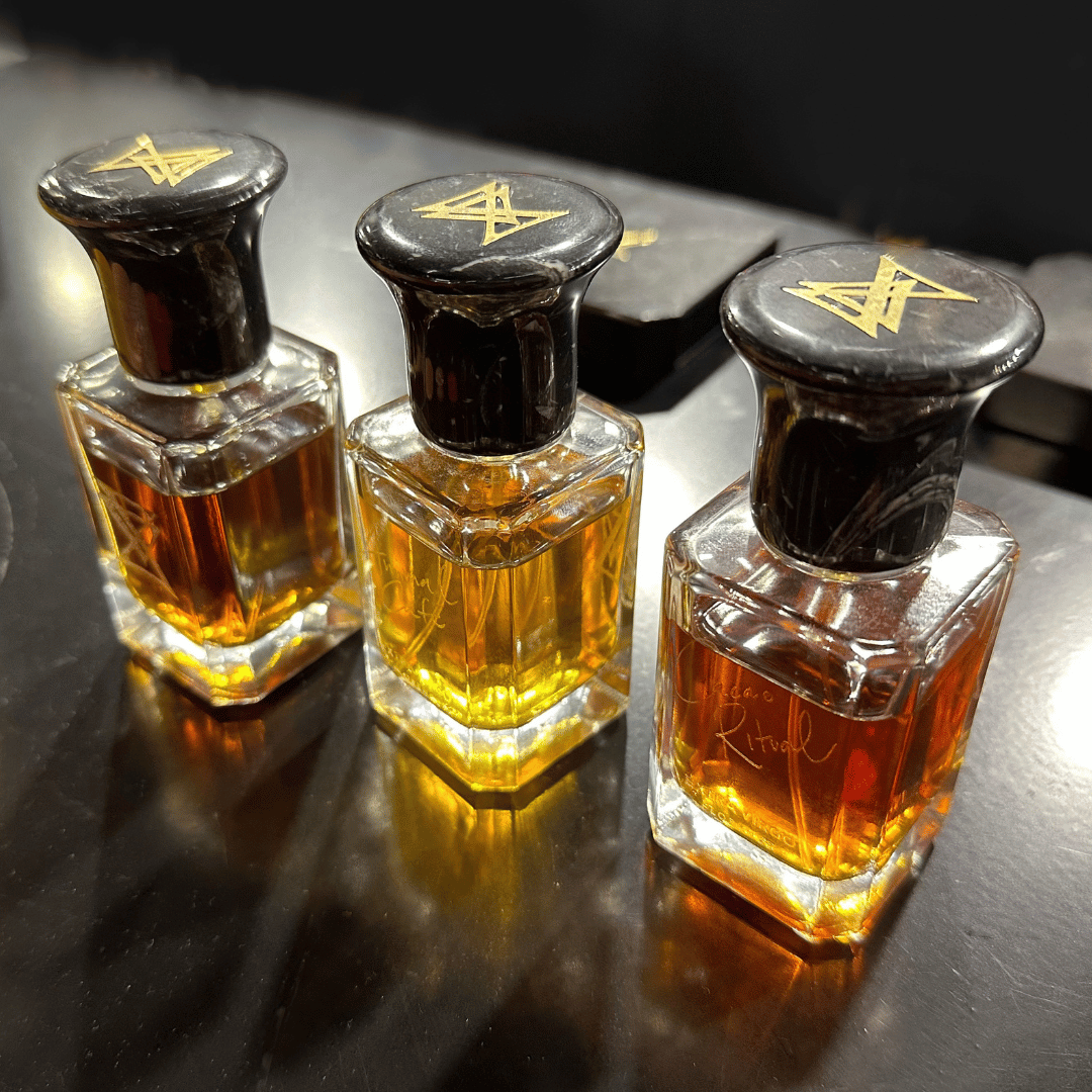 Extra Virgo Nischendüfte mit Marmorkappe und Logo präsentiert bei scent amor Deinem Fachmann für Nischenparfum