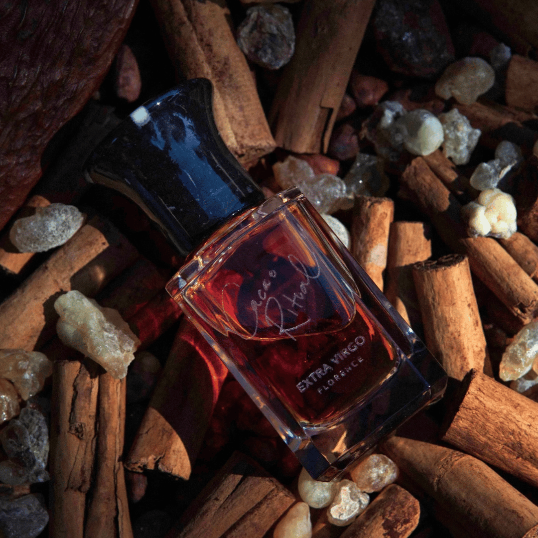 Extra Virgo CACAO RITUAL Extrait de Parfum Nischenduft Flakon auf Zimtstangen präsentiert bei scent amor Nischenduft Spezialist