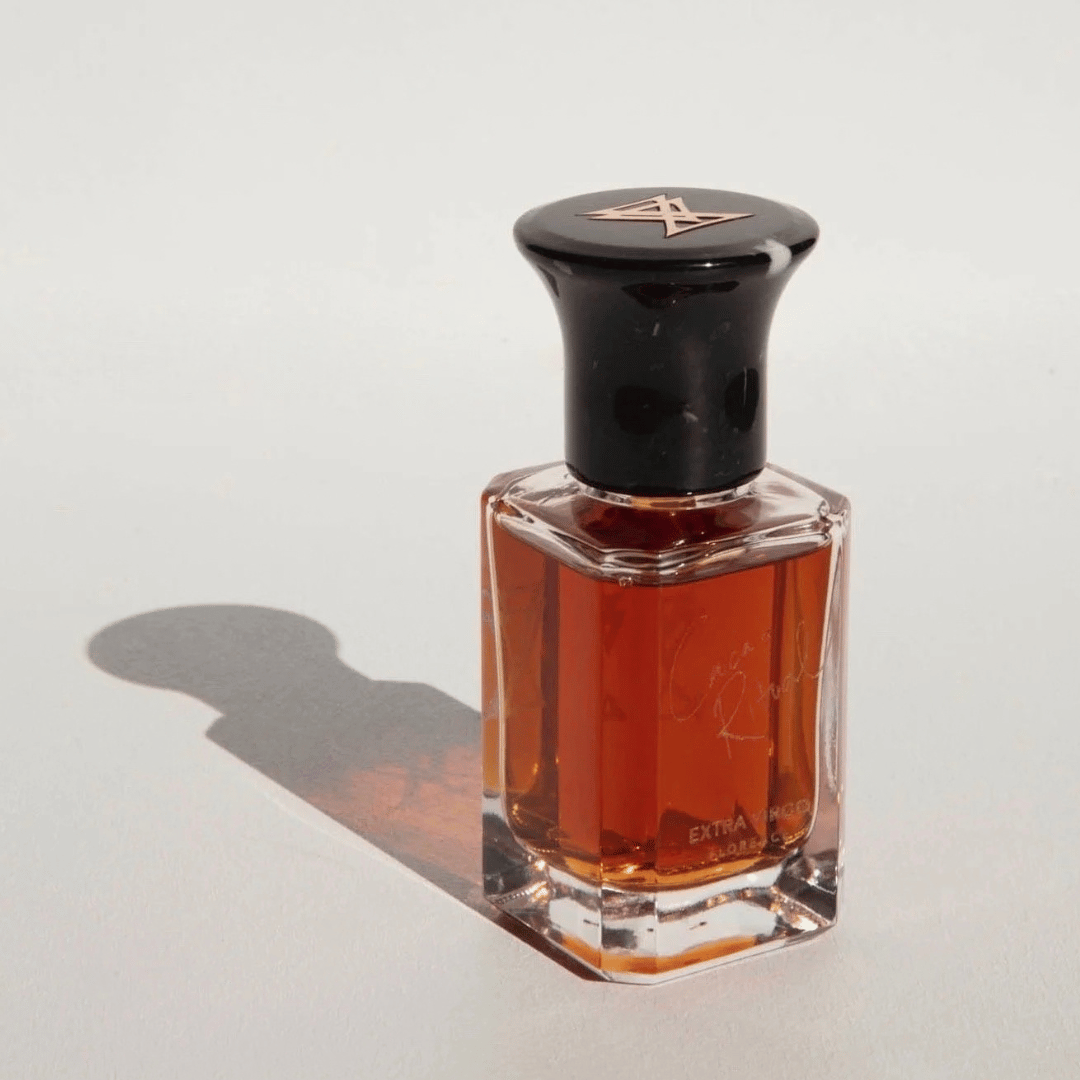Extra Virgo CACAO RITUAL Extrait de Parfum schräg mit Schatten bei scent amor