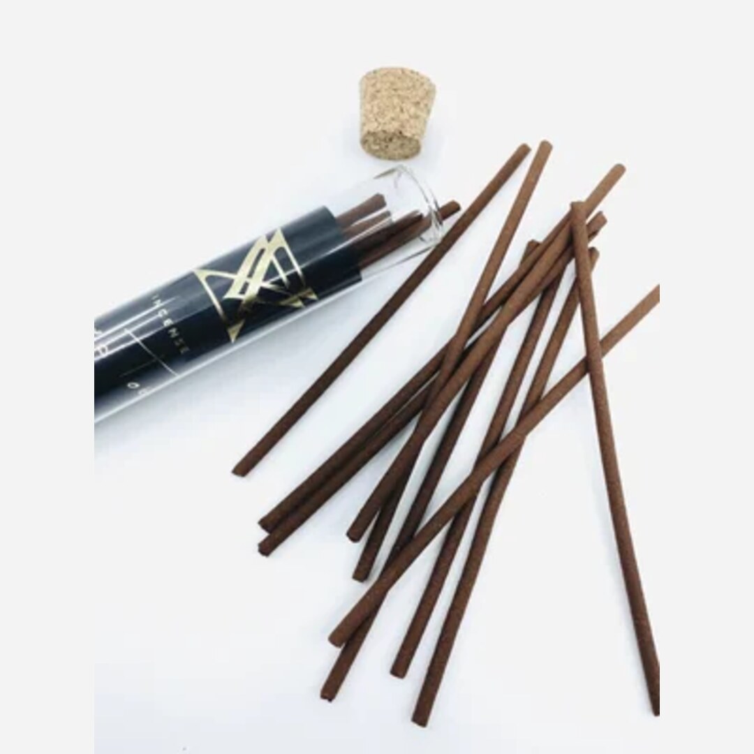 Extra Virgo SACRED TOBACCO Ritual Incense Sticks offen und im Glas präsentiert bei scent amor