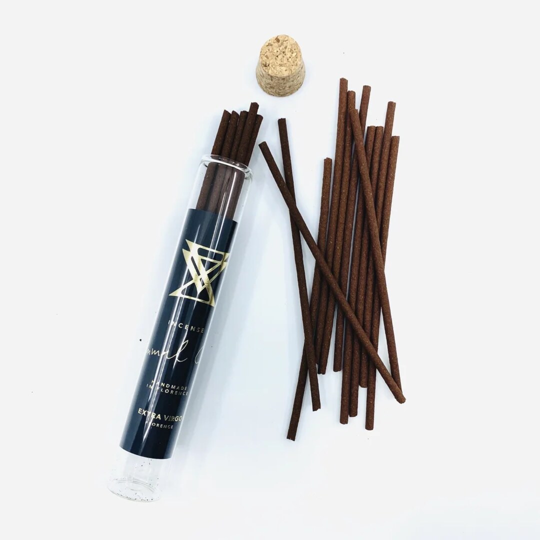 Extra Virgo ANIMAL CAFÉ Ritual Incense Sticks offen und im Glas präsentiert bei scent amor