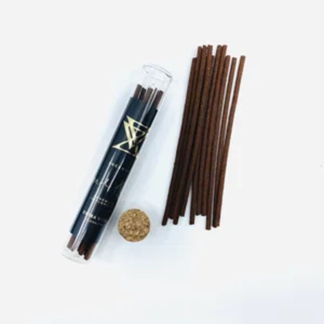 Extra Virgo MONTE KUSH Ritual Incense Sticks im Glas und daneben liegend präsentiert bei scent amor Fachmann für feinste Düfte