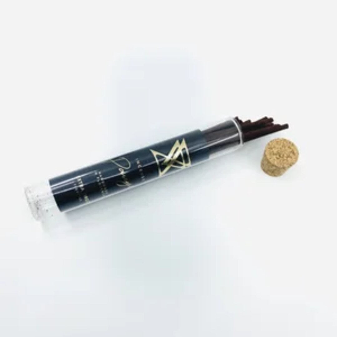 Extra Virgo PANGEA Ritual Incense Sticks im offenen Glas präsnentiert bei scent amor Fachmann für die feinsten Nischenparfums und edle Raumdüfte