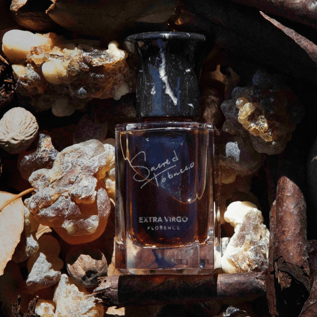 Extra Virgo SACRED TOBACCO Extrait de Parfum Nischenduft Flakon vor Duftrohstoffen präsentiert bei scent amor Fachmann für Nischenparfum