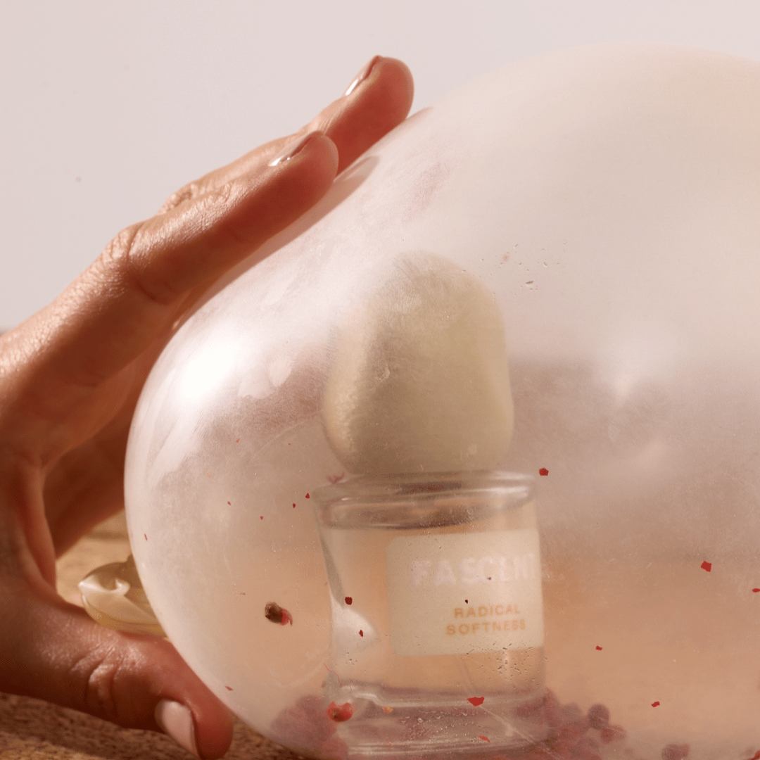 FASCENT Mood picture mit Frauenhand und dem Nischenduft RADICAL SOFTNESS bei scent amor Deinem Fachmann für Nischenparfum