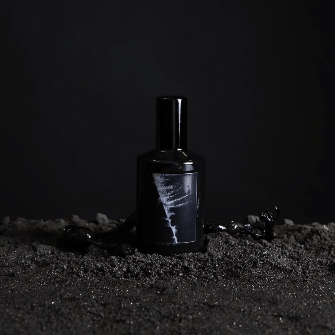 "Fischersund - FLÓÐ"
handmade in iceland - limited parfum - 30 ml auf schwarzem Sand präsentiert bei scent amor deinem Fachmann für feine Nischenparfums
