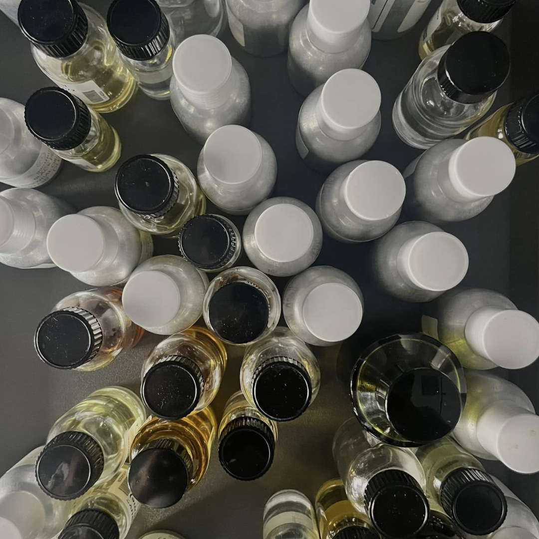 FUMparFUM L’Artiste Parfum Flaschen mit Essenzen von oben scent amor