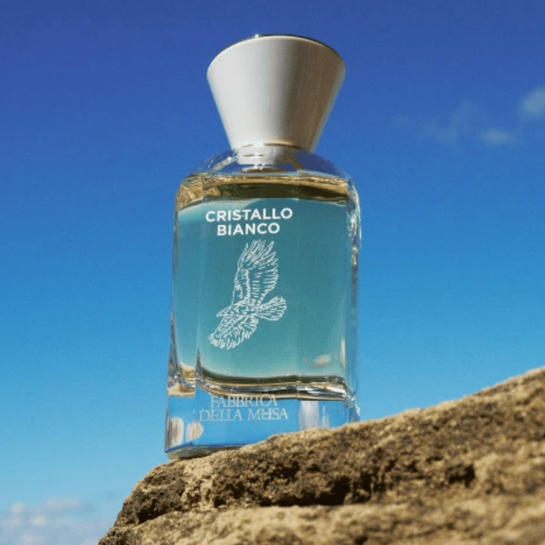 Fabbrica Della Musa CRISTALLO BIANCO Eau de Parfum Nischenduft Flakon vor blauem Himmel bei scent amor deinem Fachmann für Nischenparfum