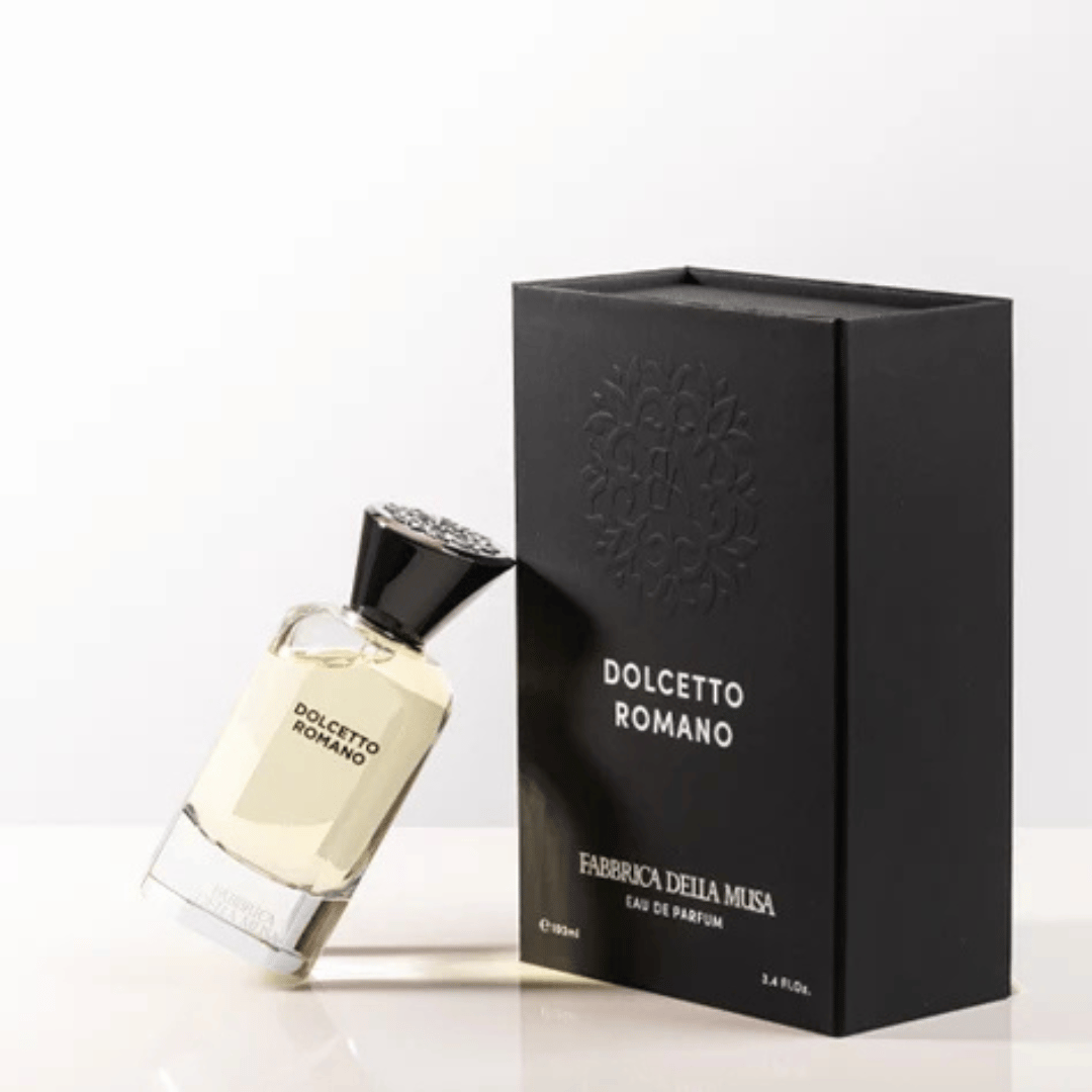 Fabbrica Della Musa DOLCETTO ROMANO Eau de Parfum Nischenduft Flakon schräg an der Umverpackung beim Spezialisten für Nischenparfum scent amor