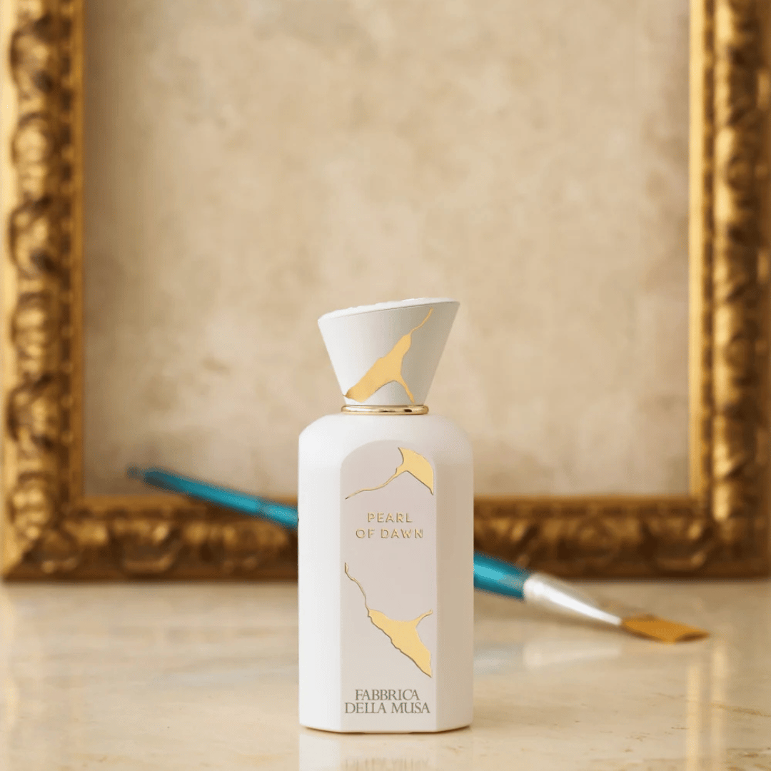 Fabbrica Della Musa PEARL OF DAWN Extrait de Parfum Nischenduft im weissen Flakon vor einem goldenen  Bilderrahmen präsentiert bei scent amor - dein Fachmann für Nischenparfum