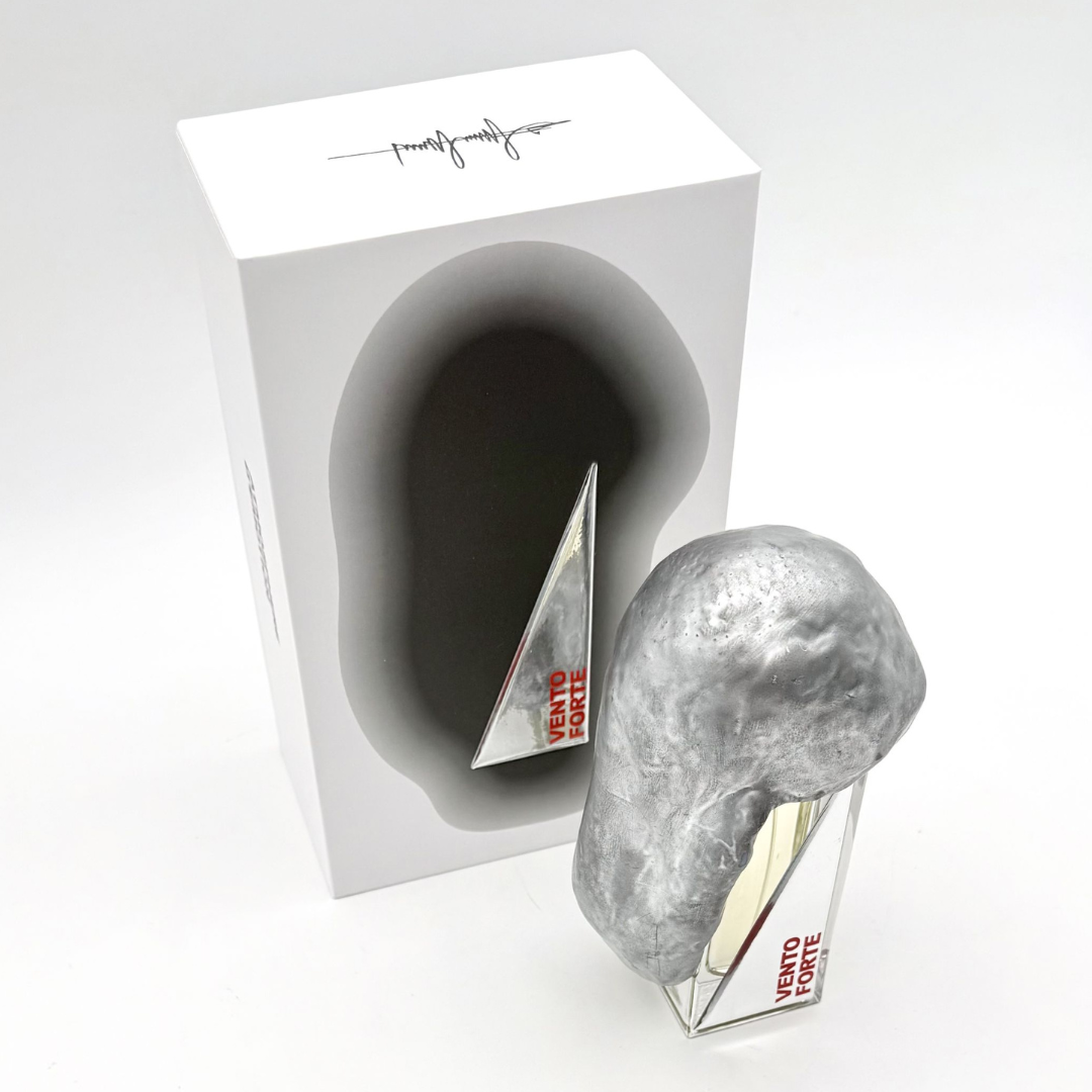 Vento Forte Eau de Parfum von Filippo Sorcinelli, elegant und provokant zugleich - bei scent amor erhältlich, neben Verpackung schräg fotografiert 