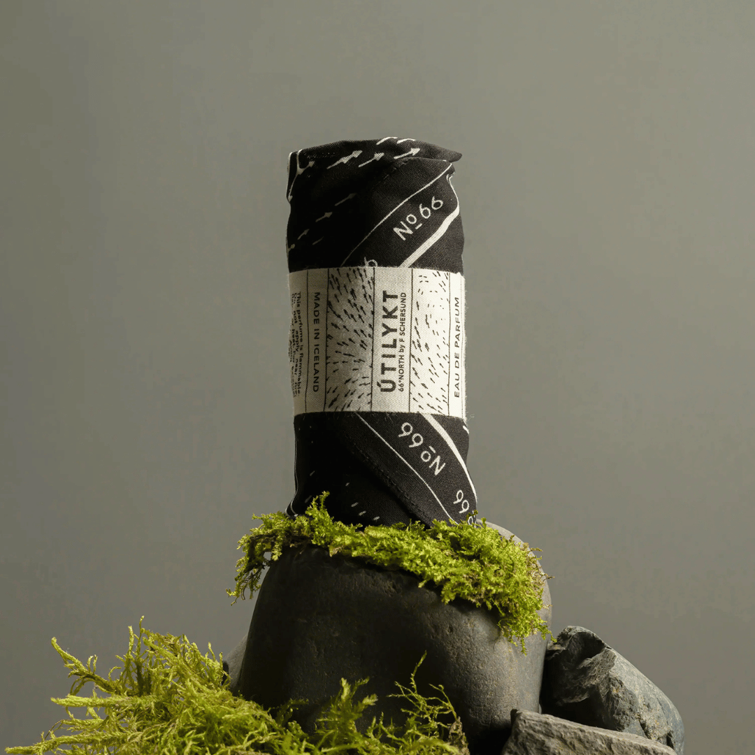 Fischersund - Útilykt Glas Mood Picture im Bandana eingewickelt auf Moos und Stein für scent amor Deinem Fachmann für feine Düfte und Nischenparfums