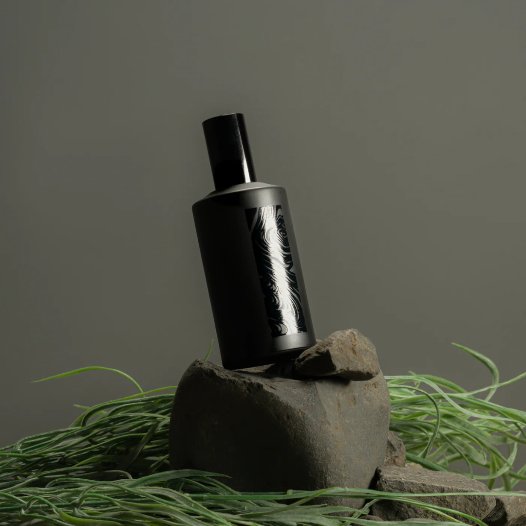 Flotholt Eau de Parfum von Fischersund – maritimer Unisex-Nischenduft, fotografiert in naturinspirierter Umgebung für scent amor