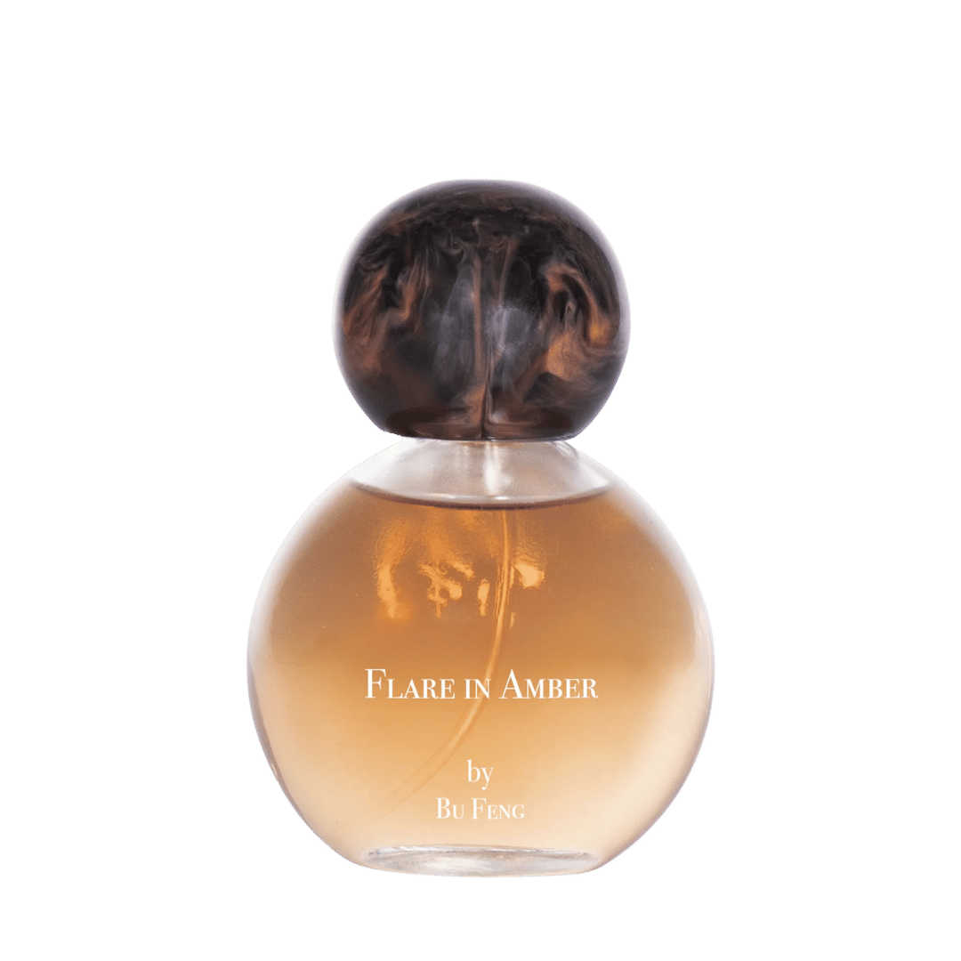 Bu Feng Flare in Amber - Feiner Nischenduft im runden Flakon mit brauner Kappe präsentiert beim Fachmann für feines Nischenparfums scent amor