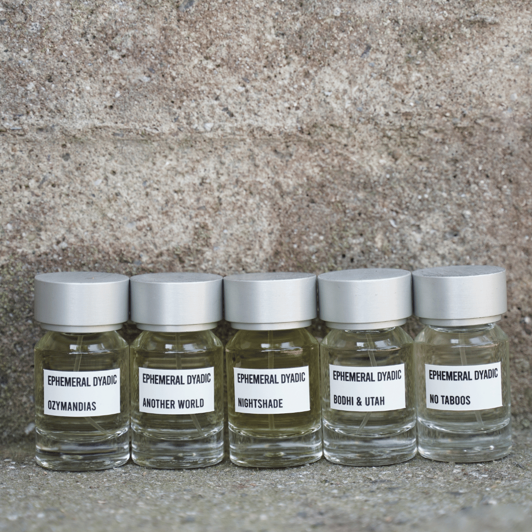 Ephemeral Dyadic Nischendüfte Flakons in Reihe auf Sandstein beiscent amor deinem Fachmann für feine Nischenparfums