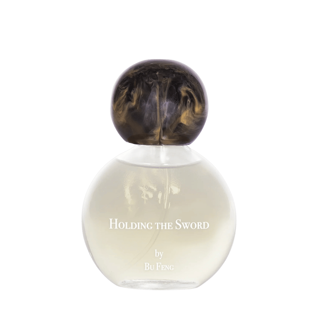 BU FENG Holding the Sword Feines Nischenparfum im runden Flakon mit brauner Kappe präsentiert bei scent amor Deinem Fachmann für feinen Nischenduft