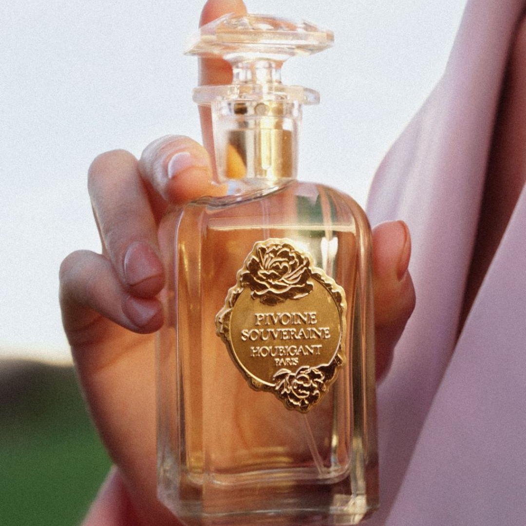 Houbigant Paris PIVOINE SOUVERAINE Eau de Parfum Mood Flakon in Frauenhand