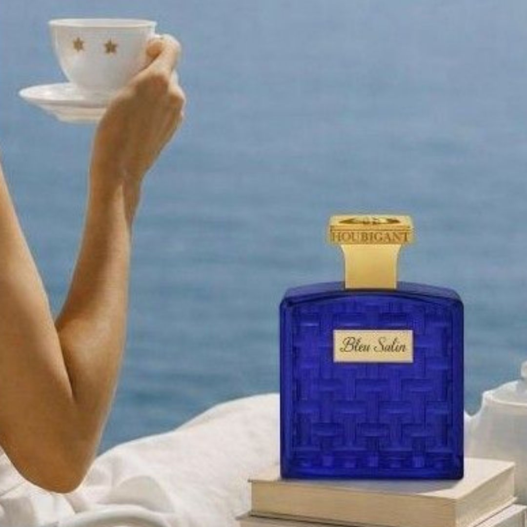 Houbigant Collection Cote d'Azur mit Bleu Salin auf einer Terrasse in der Sonne in Cannes für scent amor Deinem Fachmann für feine Nischendüfte