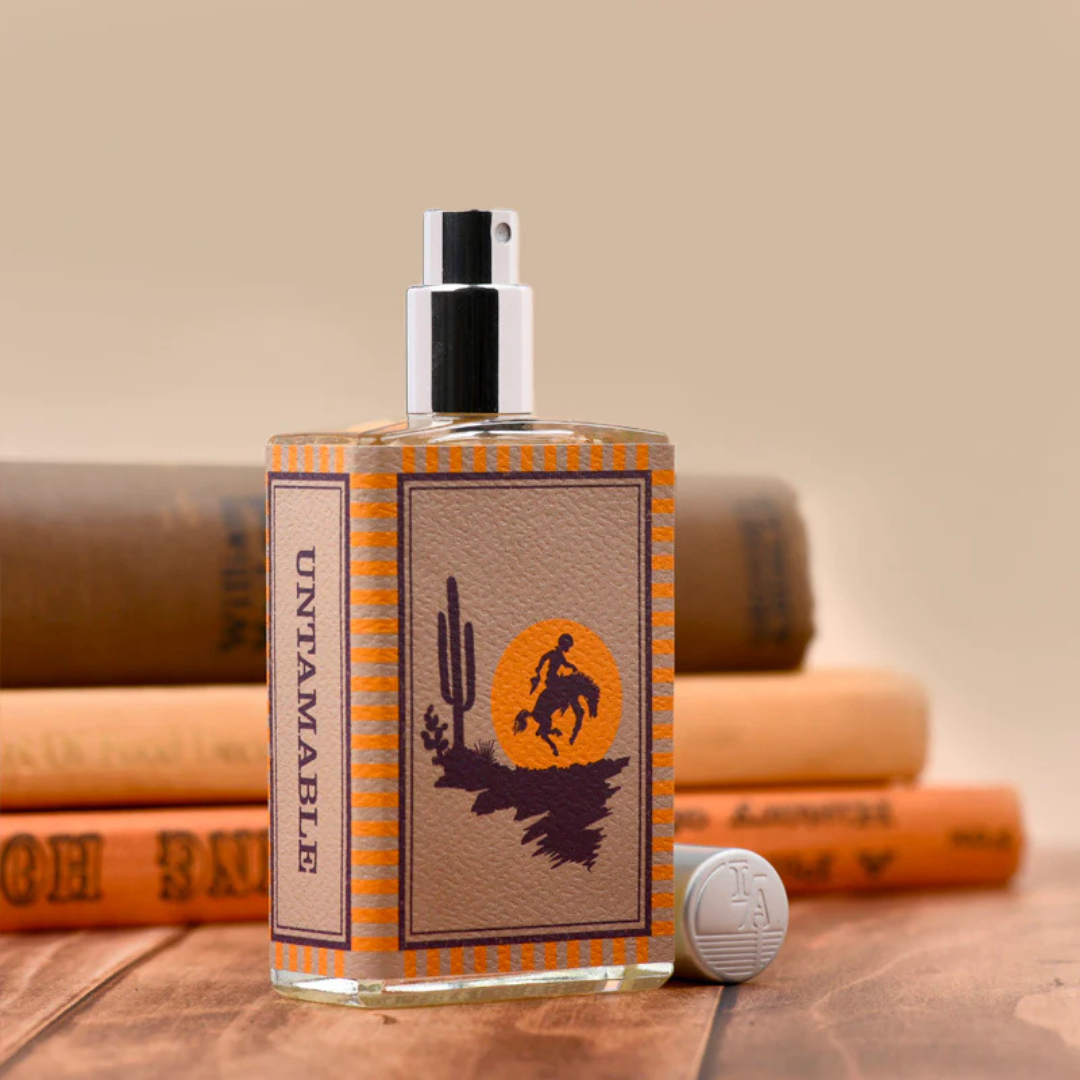 Imaginary Authors bei scent amor- luxuriöser unisex Nischenduft vor gestapelten Büchern