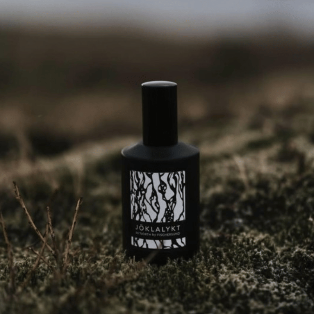Jöklalykt Fischersund North  im schwarzen Nischenduft Flakon im Moos präsentiert von scent amor deinem Fachmann für Nischenduft