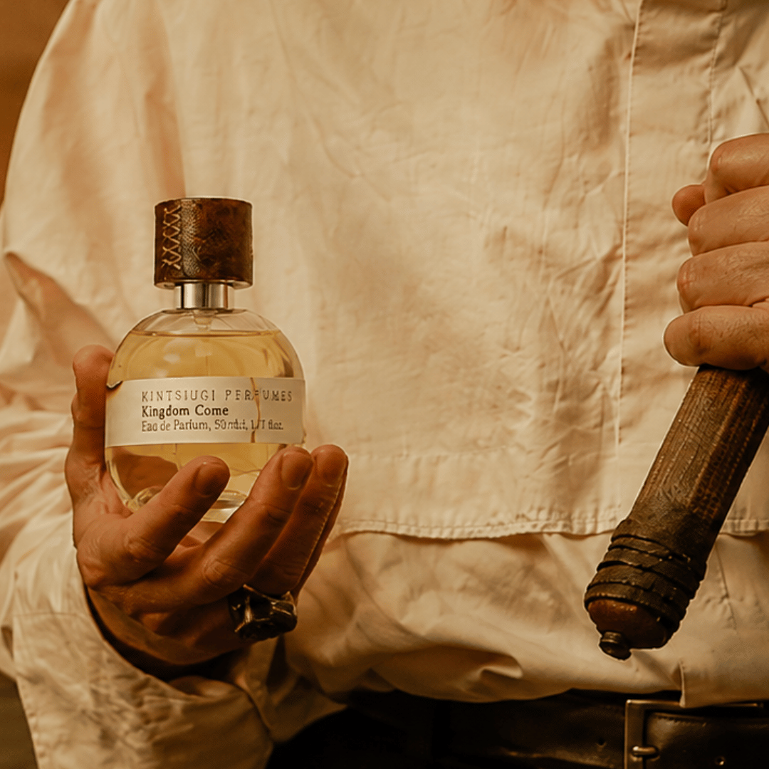 Kintsugi Kingdom Come Bildausschnitt scent amor in Männerhand. Nischenduft vom Fachmann!