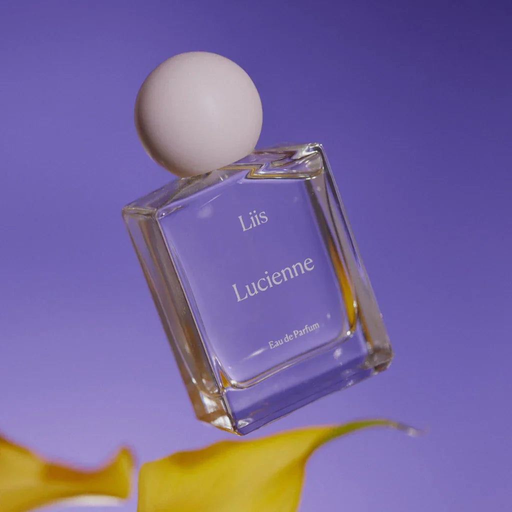 Glasflakon mit rundem Verschluss für Liis' "Lucienne" Parfüm, schwebend dargestellt. Beschriftet mit "Eau de Parfum".