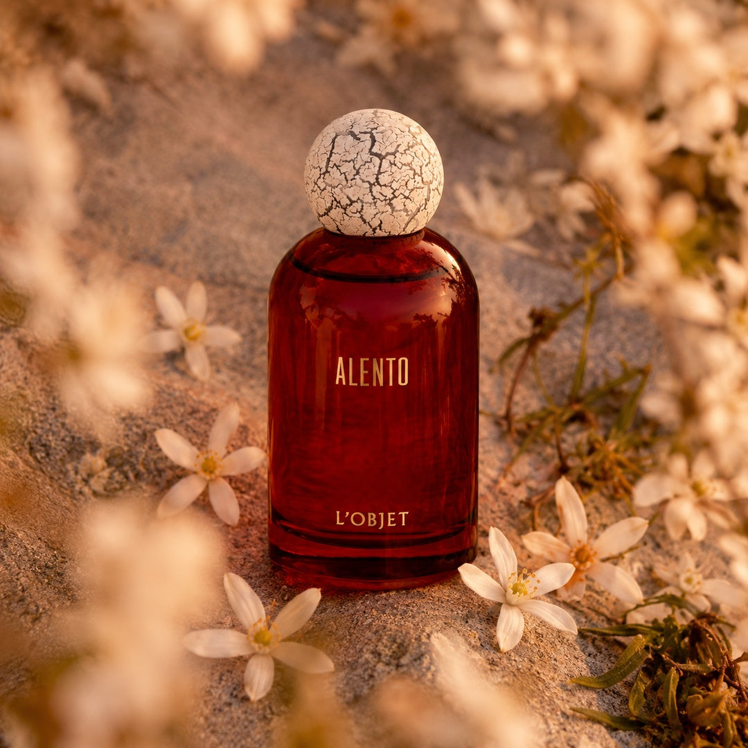 L’OBJET ALENTO Eau de Parfum Flakon auf Jute Stoff mit Blüten präsentiert bei scent amor Deinem Fachmann für feine Nischendüfte