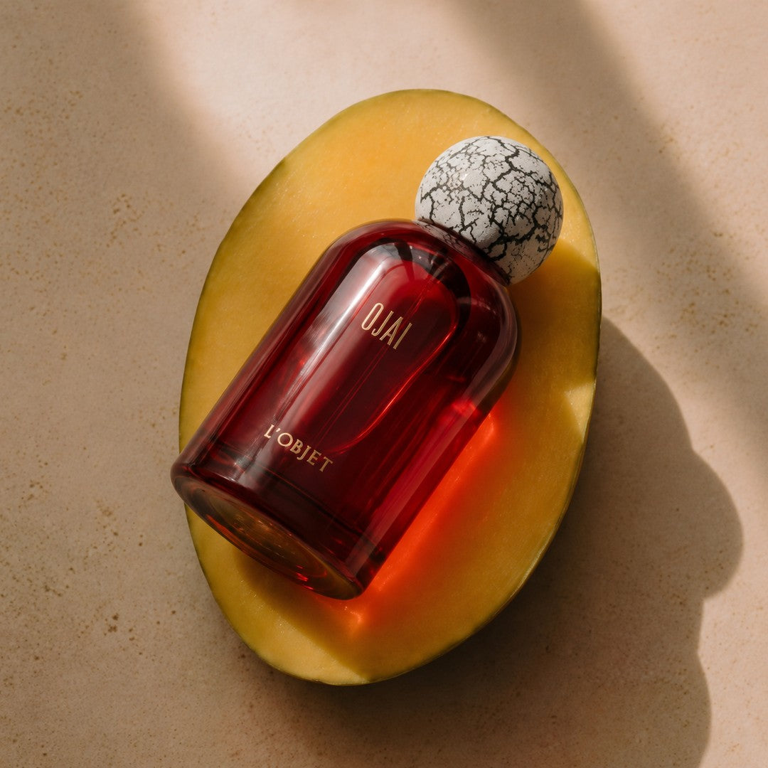 L’OBJET OJAI Eau de Parfum Nischenduft Flakon auf halber Mango für scent amor