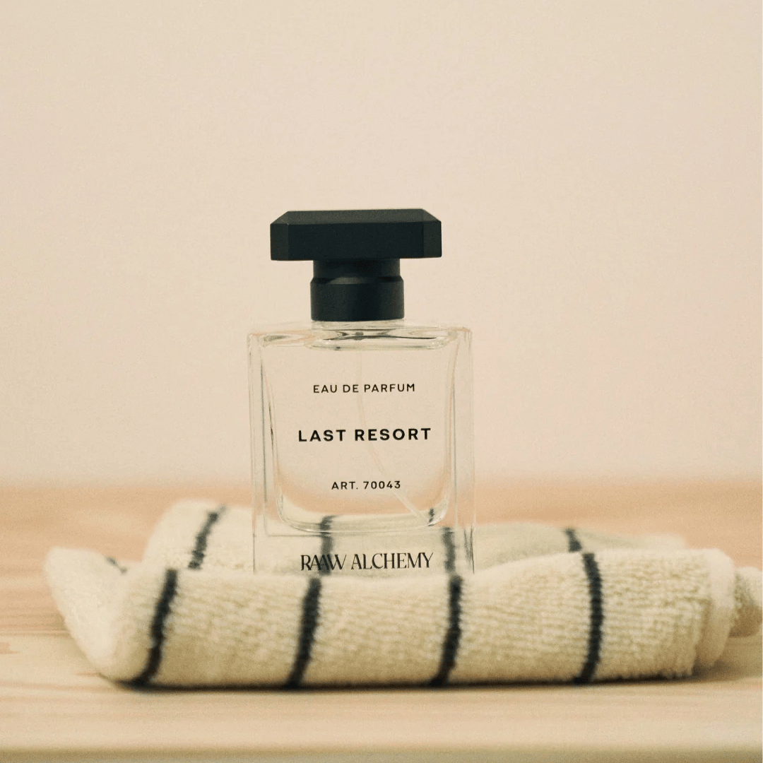 Last Resort Raaw Alchemy auf einem Handtuch mit schwarzen Streifen präsentiert bei scent amor Fachmann für Nischenduft