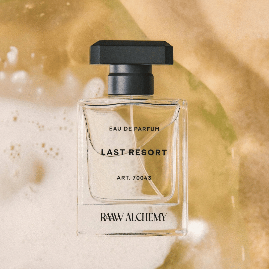 Last Resort Raaw Alchemy vor weisser Flüssigkeit präsentiert bei scent amor Fachmann für Nischenduft