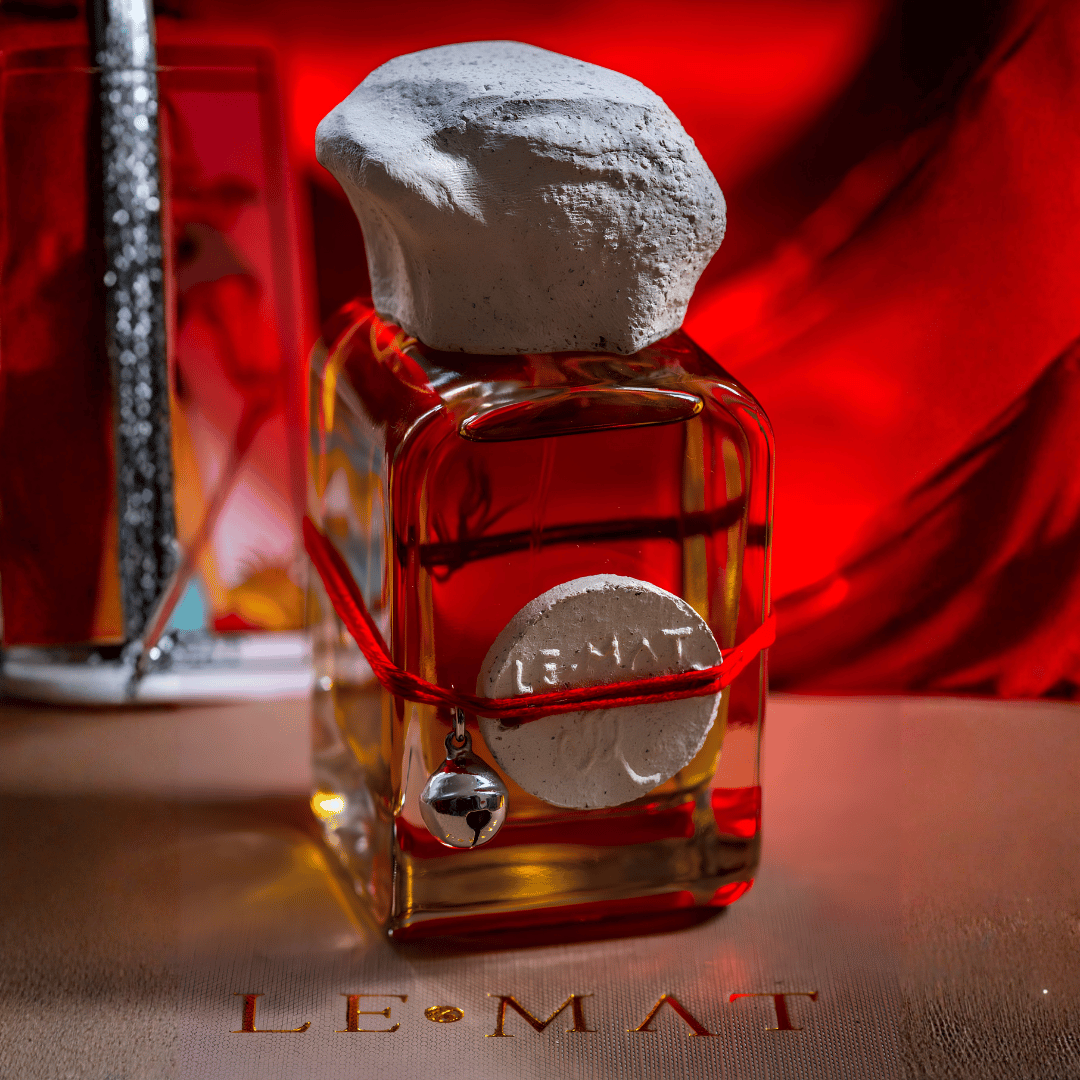 Le Mat Mendittorosa  Eau de Parfum Nischenduft Flakon vor rotem Stoff bei scent amor deinem Fachmann für die besten Nischenparfums