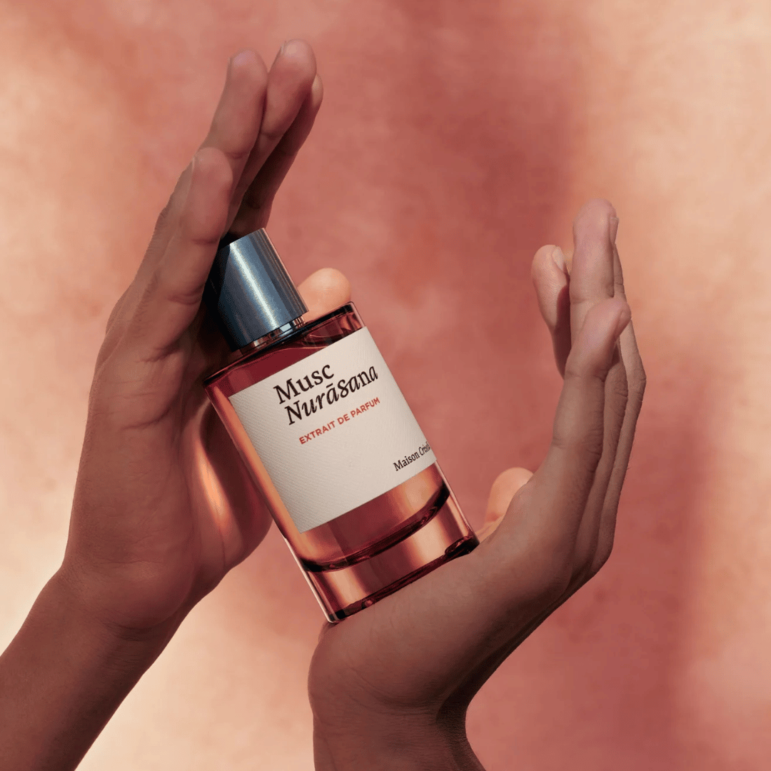 Maison Crivelli – Musc Nurāsana zwischen zwei Händen Nischenduft Flakon scent amor deinem Fachmann für feinen Duft!