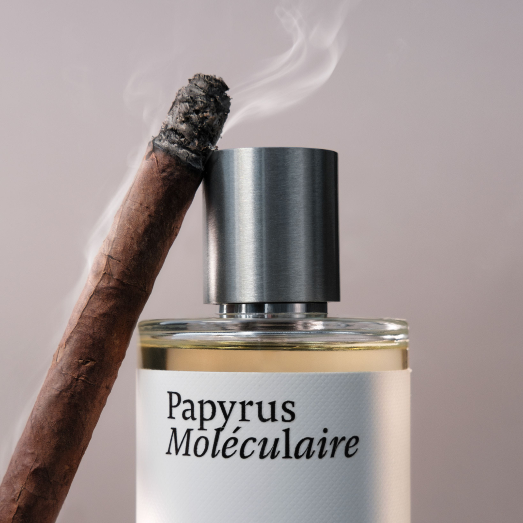maison crivelli papyrus moleculaire flakon neben angezündeter zigarre